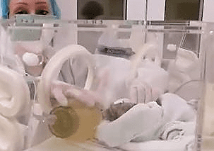 MALI ALEKSANDAR JE VELIKI HEROJ Rodio se sa 920 grama dok mu je MAJKA UMIRALA NA RESPIRATORU, a do sada je DOBIO SVE BITKE