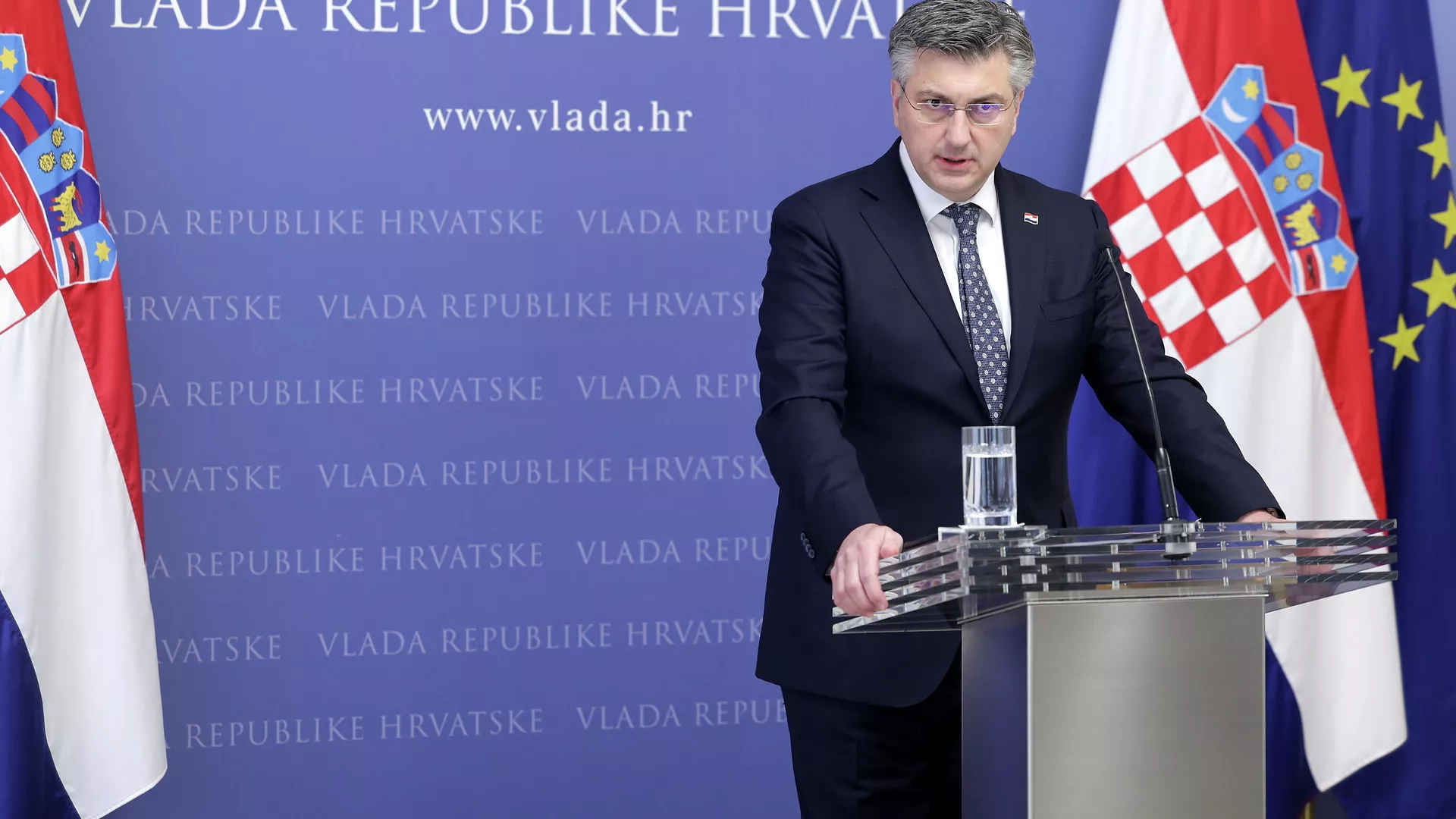 „Pa nije valjda…“ Ogromna fotografija Tuđmana pala sa zida tokom Plenkovićevog obraćanja