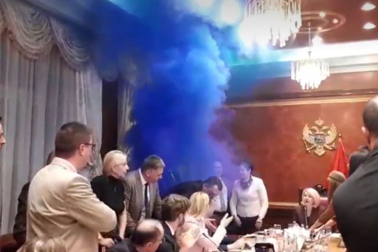 Incident u Podgorici: Dimna bomba na sjednici Ustavnog odbora (VIDEO)