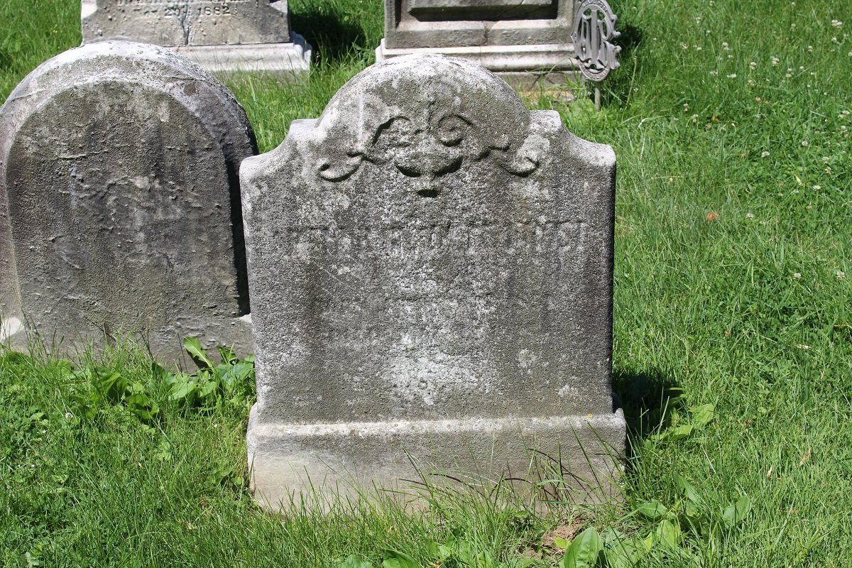 Mjesec dana mokrio na grobu bivše supruge (VIDEO)