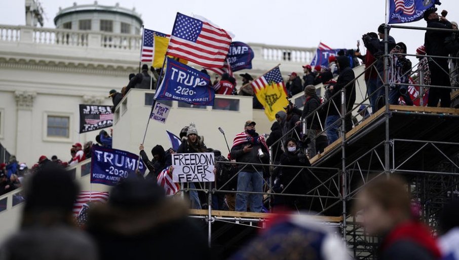 NENSI PELOSI: ‘NAZVAT ĆU JE****G MINISTRA OBRANE!’ Neviđena snimka straha političara zbog upada na Kapitol /VIDEO/