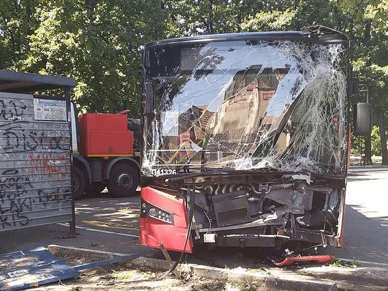 Autobus priklještio ženu, vatrogasci izvlačili i vozača iz kabine