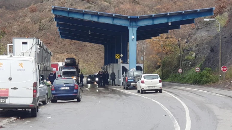 Blokirani administrativni prelazi Jarinje i Brnjak