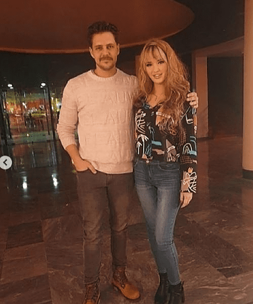 U zagrljaju Miloša Bikovića: Kćerka slavne foklerke mami poglede