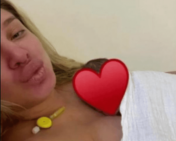 BEBICA NA MAMINIM GRUDIMA Prva fotografija Lune Đogani sa Miom iz porodilišta