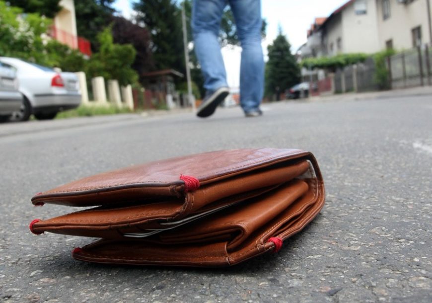 Priča koja vraća nadu u ljude: Djevojčica pronašla 1.000 evra, novčanik vratila vlasniku, a on je OVAKO reagovao