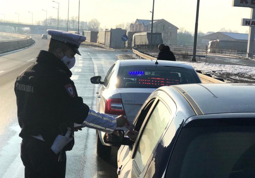 Vozio auto sa različitim tablicama: Vozač iz Teslića za kazne dugovao 5.030 KM, pa ostao bez 