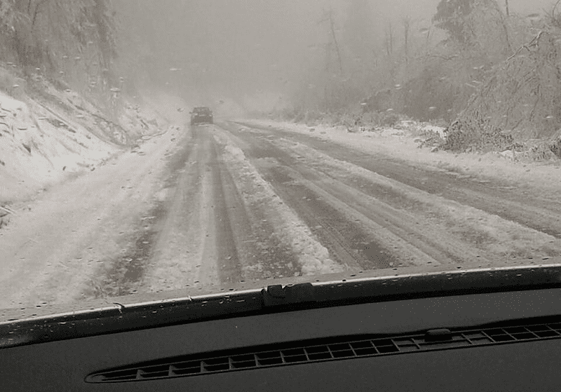 SNIJEG OTEŽAO SAOBRAĆAJ Preko Romanije šleperima potrebni lanci