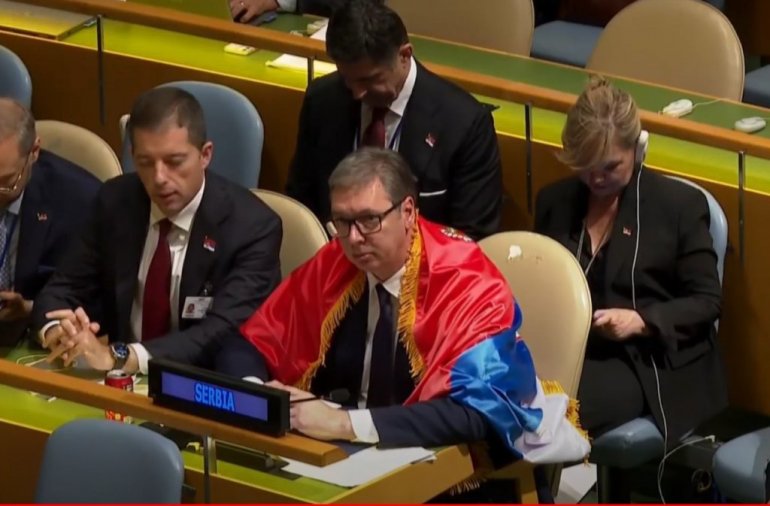 Vučić ogrnuo zastavu Srbije u UN