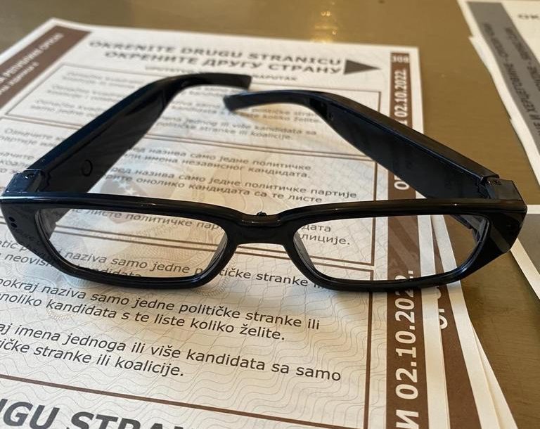 U stilu Džejmsa Bonda: Na glasanje sa naočarima za snimanje