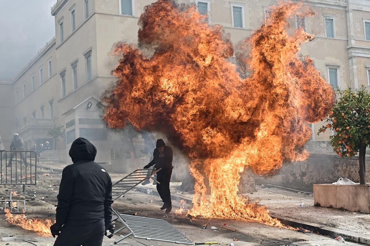 Protesti u Atini eskalirali, demonstranti bacaju molotovljeve koktele (FOTO)
