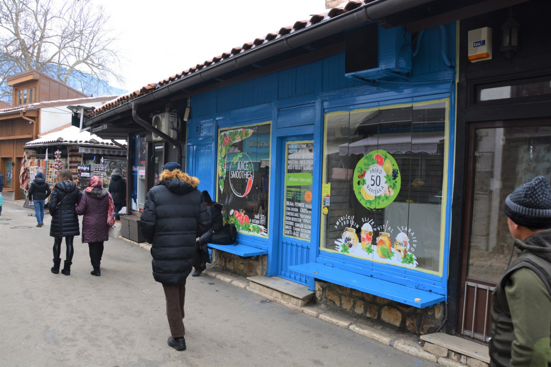 Pokrenut prekršajni postupak protiv Turčina koji je radnju ofarbao u plavu boju usred Baščaršije