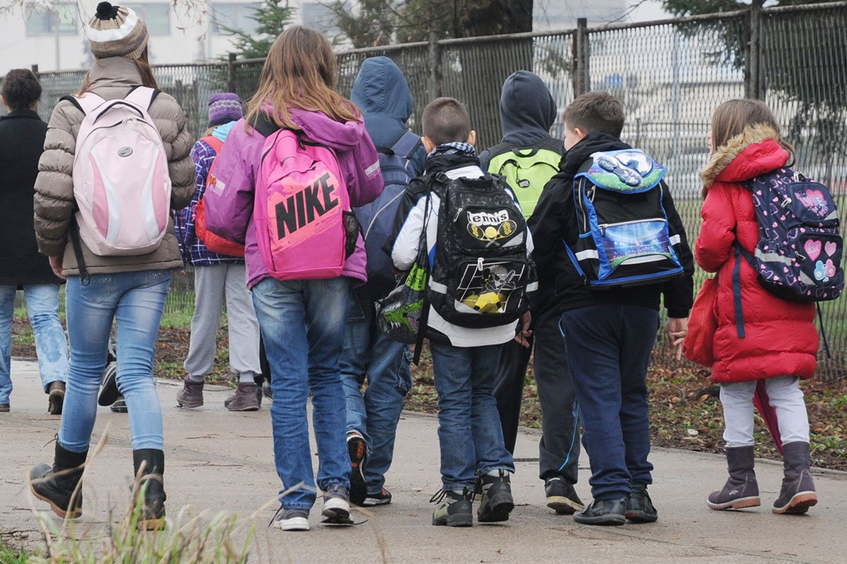 Banjalučki roditelji zabrinuti, crveno vozilo prilazi djeci u blizini škole