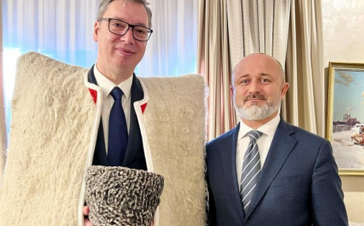 Dobio poklon od Kadirova: Vučić obukao čečensku nošnju na sastanku sa njihovim zvaničnikom