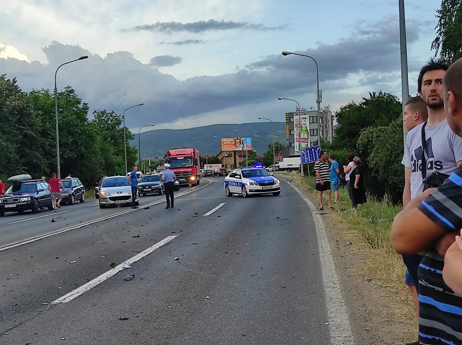 Teška saobraćajka u Banjaluci: Lančani sudar na zapadnom tranzitu, vatrogasci iz automobila vade muškarca