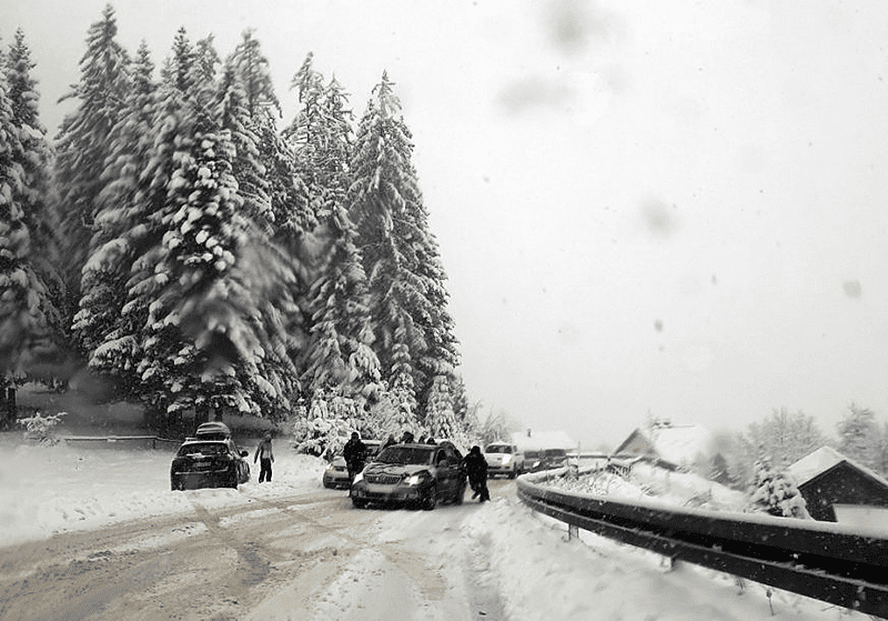 VISINA SNJEŽNOG POKRIVAČA OKO 30 CENTIMETARA Snijeg otežao saobraćaj prema Jahorini