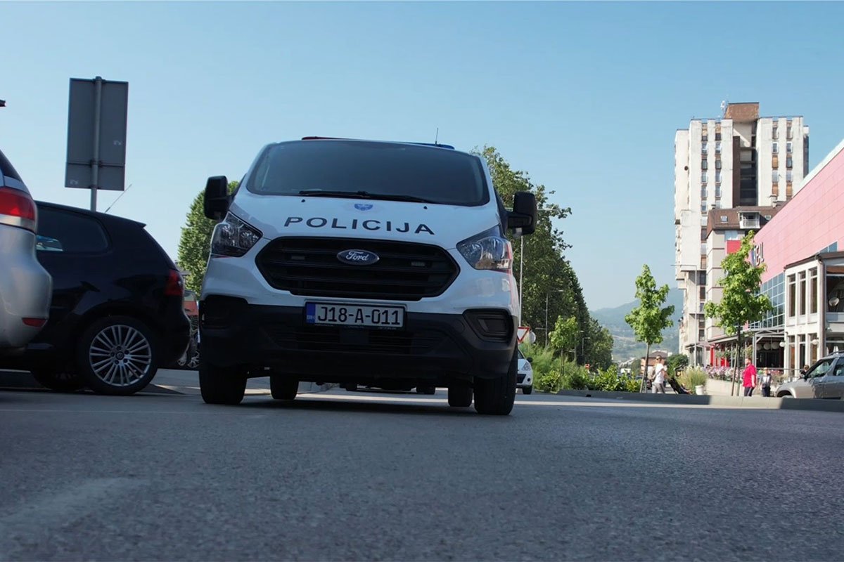 Punica i dvije kćerke popriječile put bivšem zetu, on se zaključao u auto