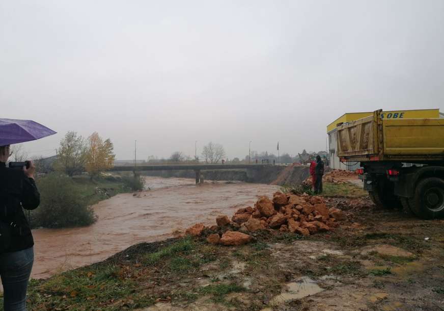 Haos u Vojkovićima: Rijeka Željeznica odnijela lokalni put