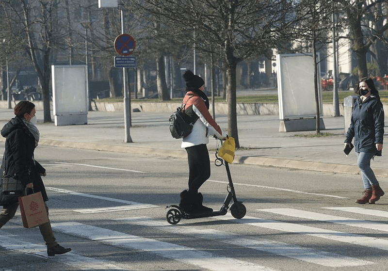 Izmjene Zakona o saobraćaju u parlamentu: Vožnja električnim trotinetom SAMO UZ DOZVOLU