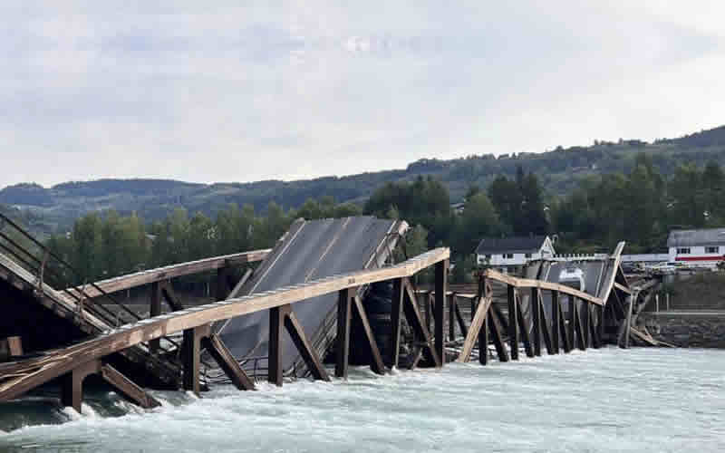 Auto pao u vodu! Srušio se most u Norveškoj