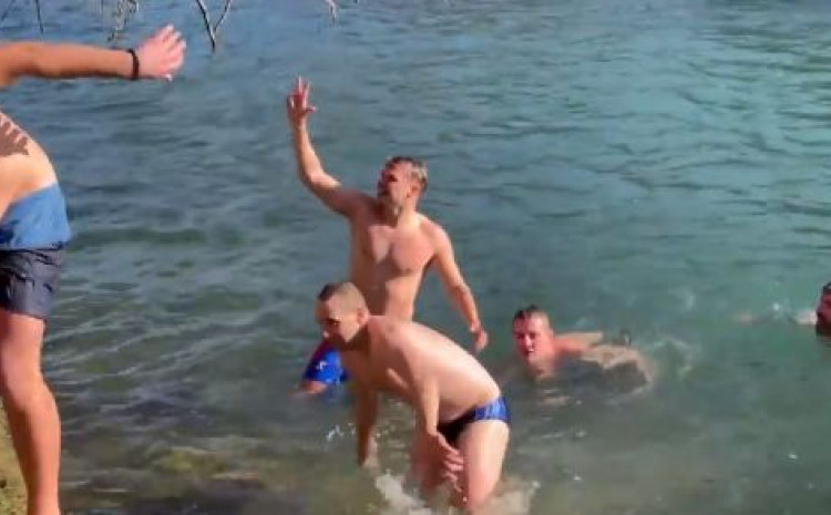 Draško Stanivuković zaplivao za Časni krst u ledenom Vrbasu /VIDEO/