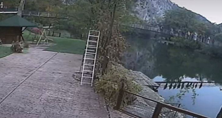 NASTRADALE DVIJE ŽENE Pogledajte trenutak kada se srušio most kod Ovčar Banje (VIDEO)