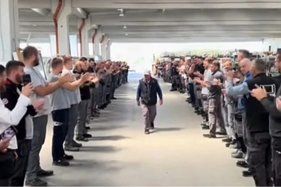 Snimak ispraćaja Asima iz Brčkog u penziju osvojio je mreže: Kolege mu priredile špalir, spremili i tortu