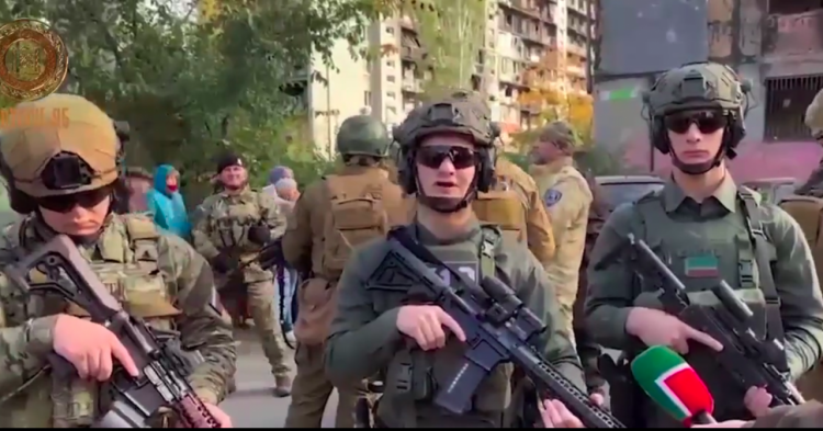 Sinovi Ramzana Kadirova  u Mariupolju: Poziraju u uniformama i s puškama /VIDEO/