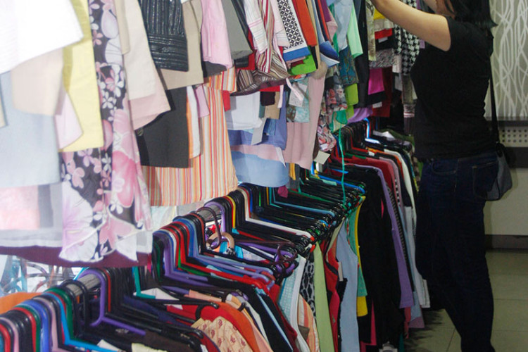 Polovnu odjeću kupuju i građani dubljeg džepa