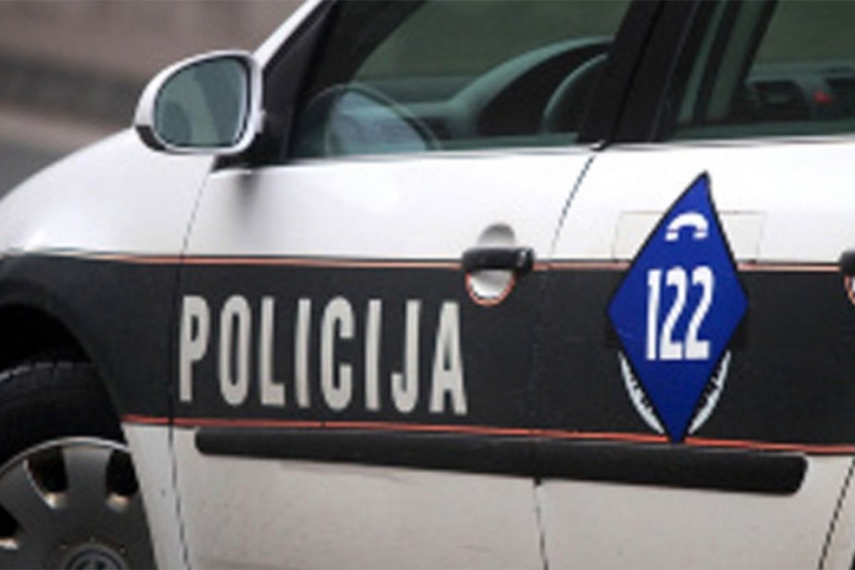 Prevrnuo se automobil, mladić povrijeđen