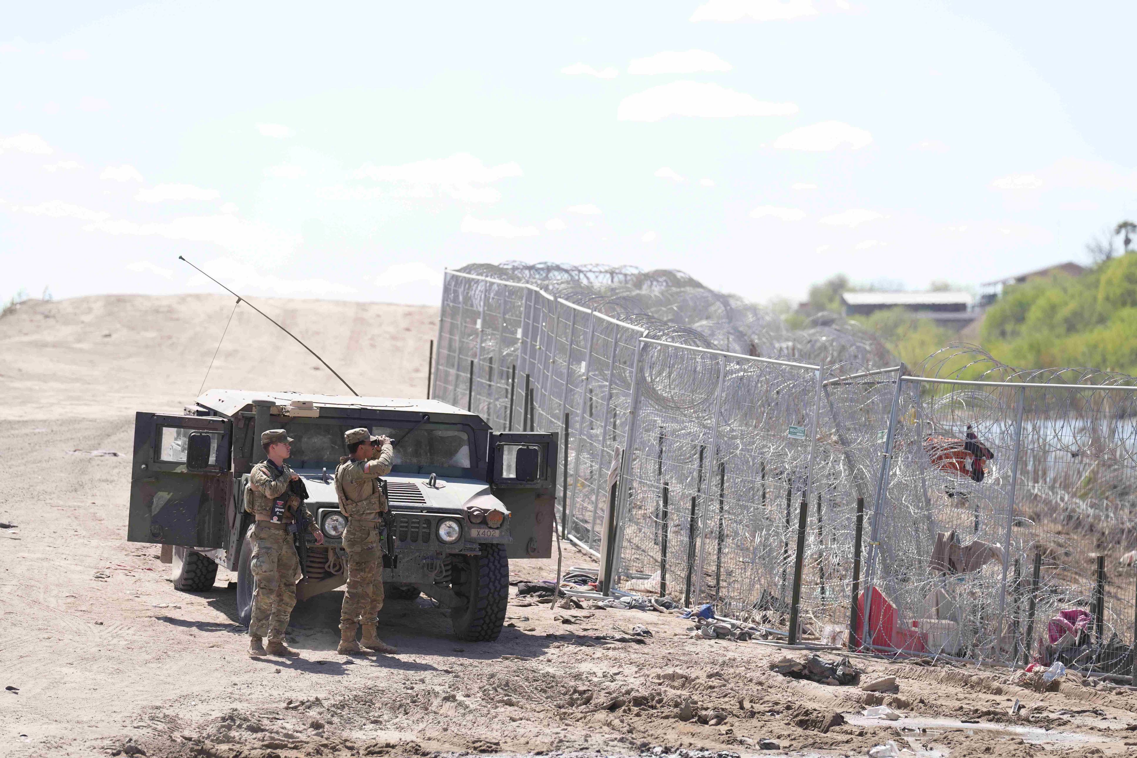 Drama sve veća na granici u Teksasu : Pogledajte juriš migranata na zaštitni zid (VIDEO)