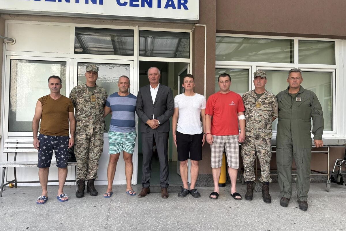 Posada helikoptera Oružanih snaga BiH koji je danas pao u jezero je dobro, posjetio ih ministar Helez