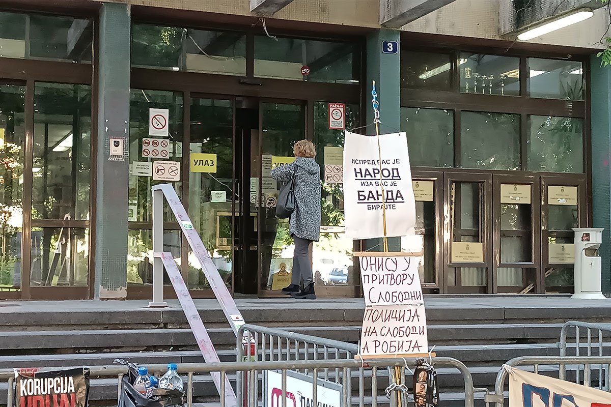 Studenti u blokadi se povukli sa ulaza u sud, zaposleni ulaze u zgradu