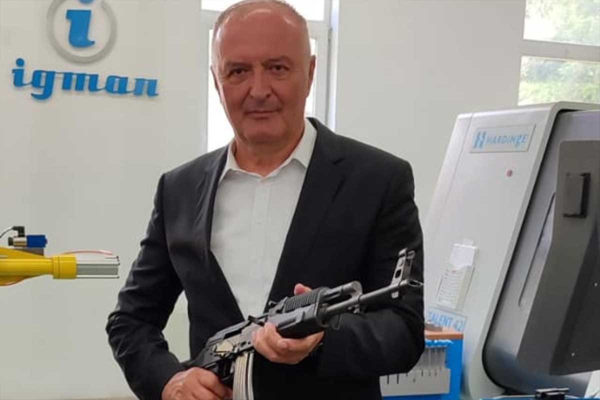 Helez se slikao sa prvom bh. puškom 