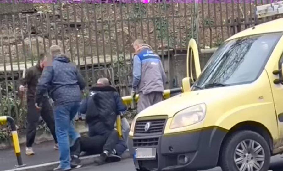Šokantan snimak tuče u saobraćaju u Beogradu: Nije im dao da se uključe, oni izvukli palice i počeli da ga tuku na ulici (VIDEO)