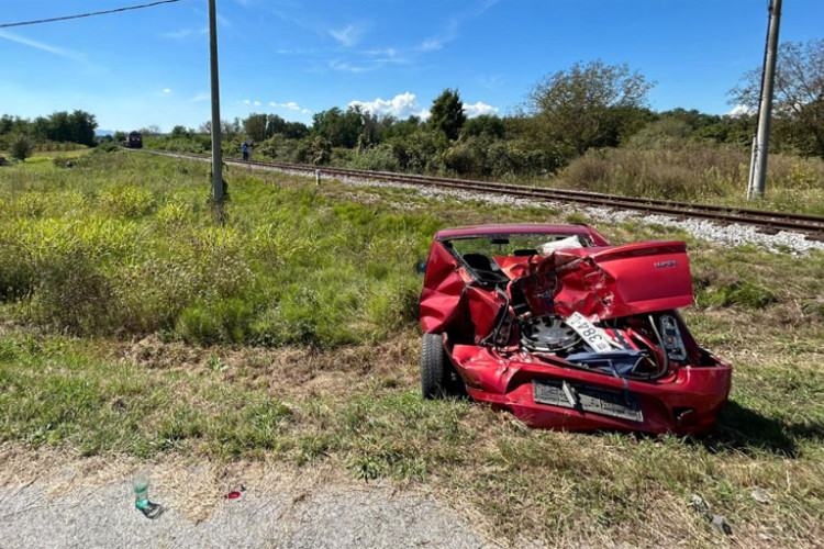 Voz naletio na auto, dvije djevojke čudom preživjele
