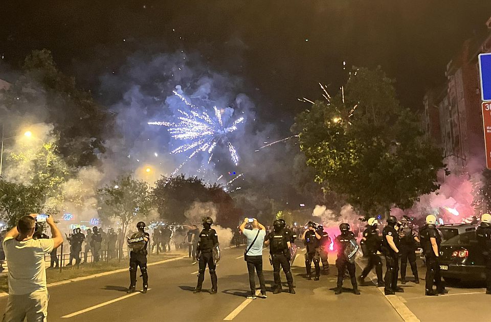 Sukob učesnika protesta u Novom Sadu i pristalica SNS-a, oglasio se MUP (VIDEO)