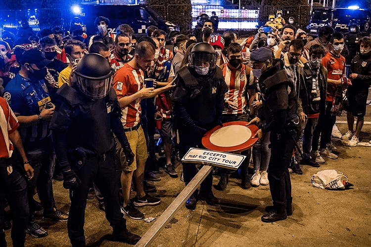 Policija tukla navijače Atletika, dječak poginuo na proslavi titule