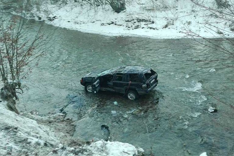 Sletio automobilom i poginuo, suvozač teško povrijeđen!