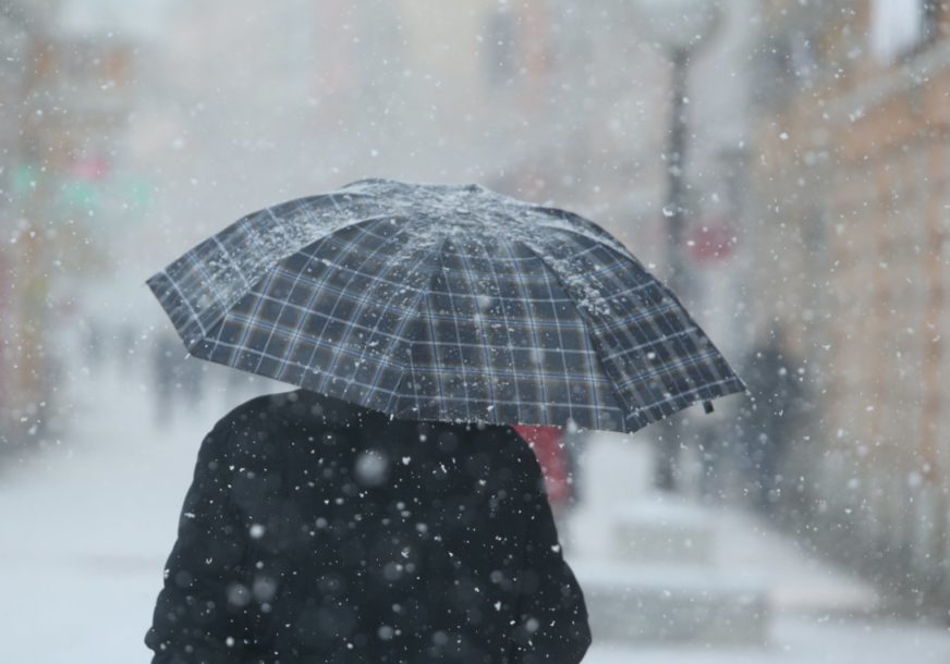 ZABIJELILO SE U KOMŠILUKU Dijelovi Hrvatske jutros osvanuli pod snježnim pokrivačem, u Zagrebu susnježica