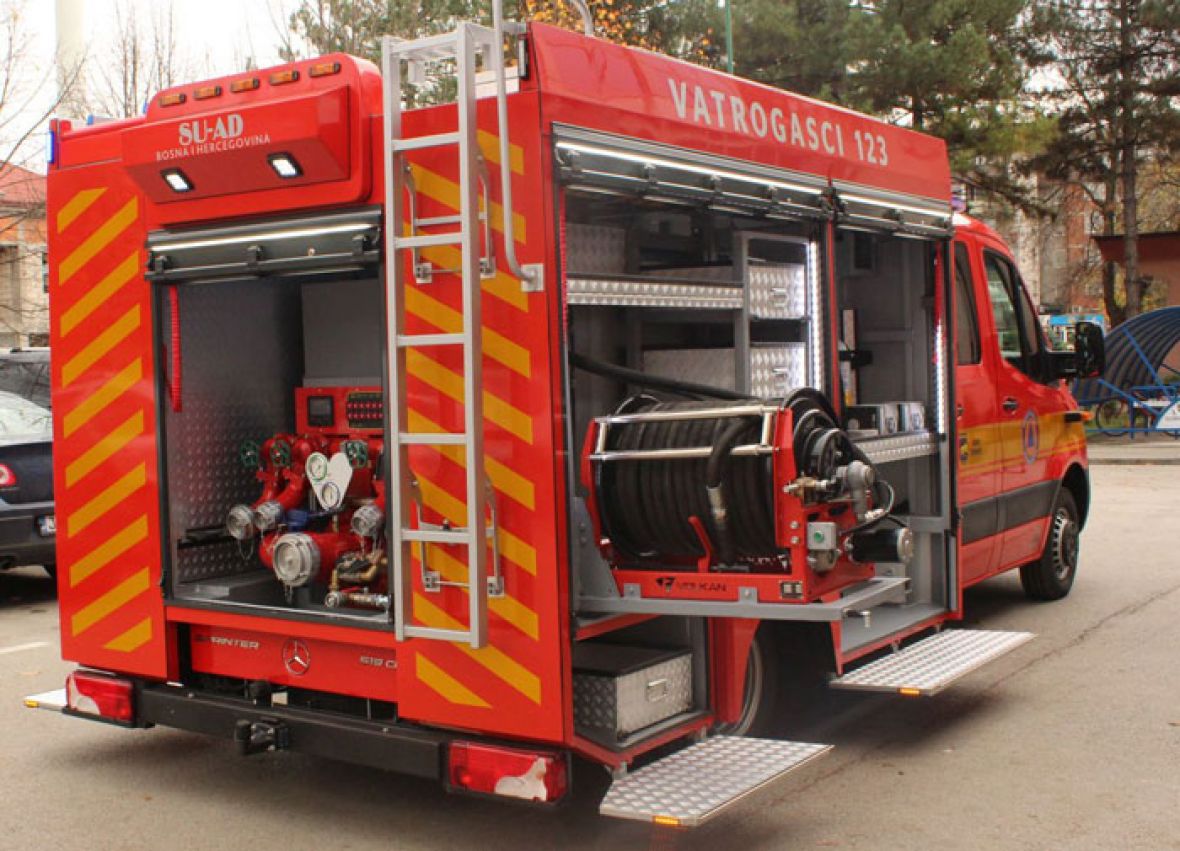 PROVALJIVALI VRATA DA IH SPASE U požaru povrijeđeni majka i dvoje djece