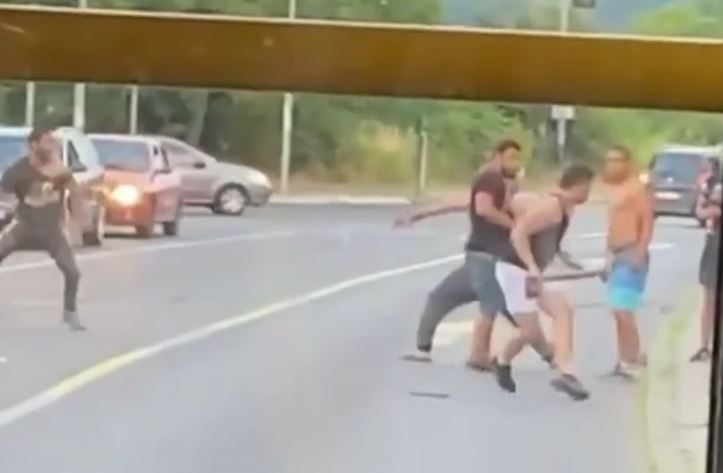 NAPAD SJEKIROM USRED GRADA Brutalna tuča muškaraca, koristili i hladno oružje