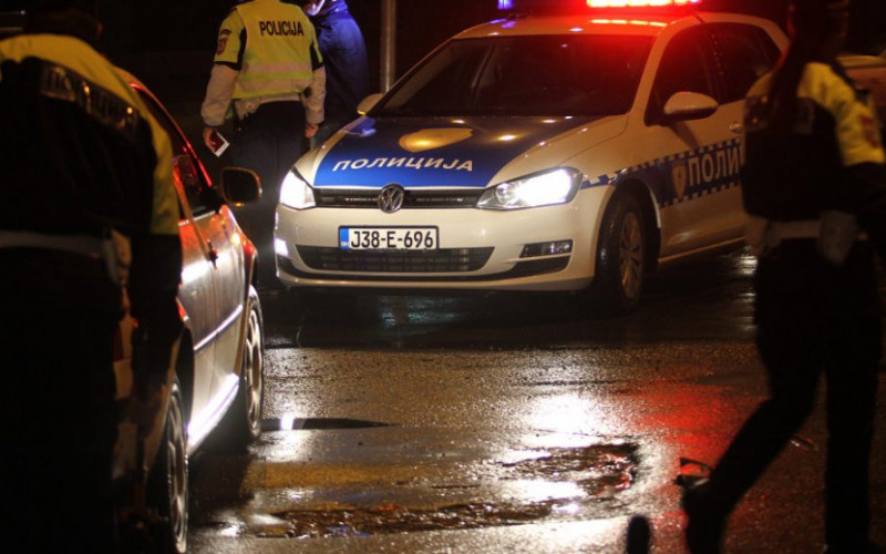 Pijani narodni poslanik ispred zgrade policije vozilom udario tinejdžerku 