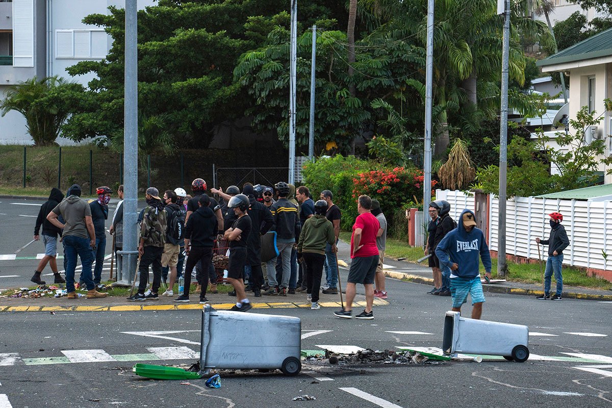 Francuska guši nemire: Stiže pojačanje u Novu Kaledoniju (VIDEO)
