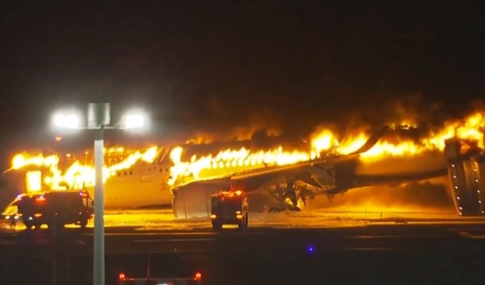 Pet ljudi poginulo u nesreći na tokijskom aerodromu, požar zahvatio dva aviona (FOTO,VIDEO)
