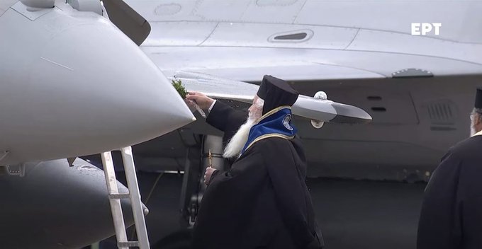 STIGLI PRVI RAFALI Odmah poprskani svetom vodicom