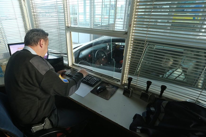 Pokušali nezakonito preći granicu BiH: Ove godine pronađeno oko 260 migranata u teretnim vozilima