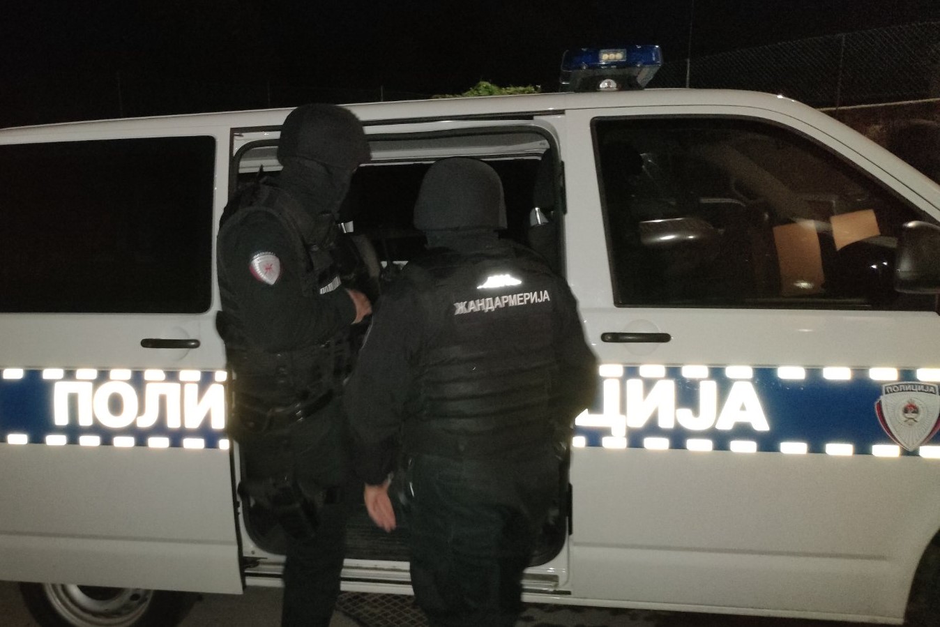 HAOS U ŠAMCU Mačetom napao policajce, a zatim pucao na njih (FOTO)
