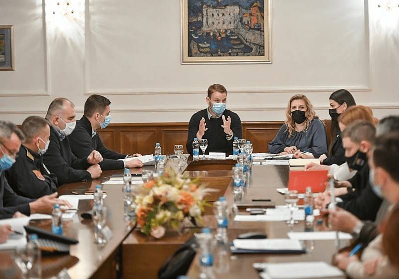 Gradski štab donio NOVE MJERE: U Banjaluci dozvoljeno okupljanje do 30 ljudi na otvorenom