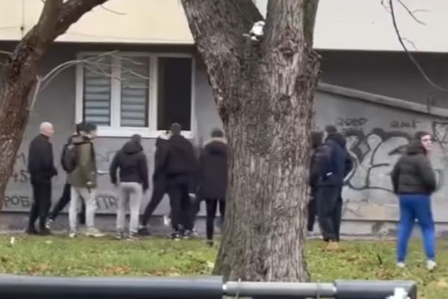 Čovjek iskočio kroz prozor i motkom nasrnuo na učenike (VIDEO)